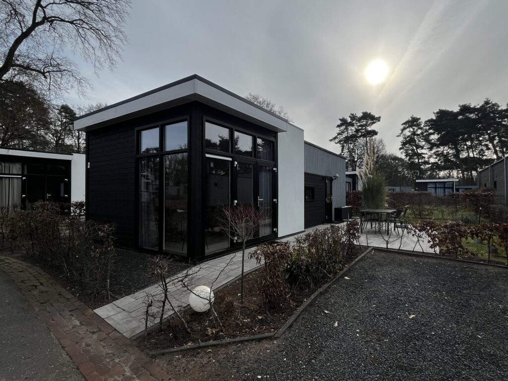 Een tweede foto van de vakantiewoning vanaf het pad waar het aan ligt