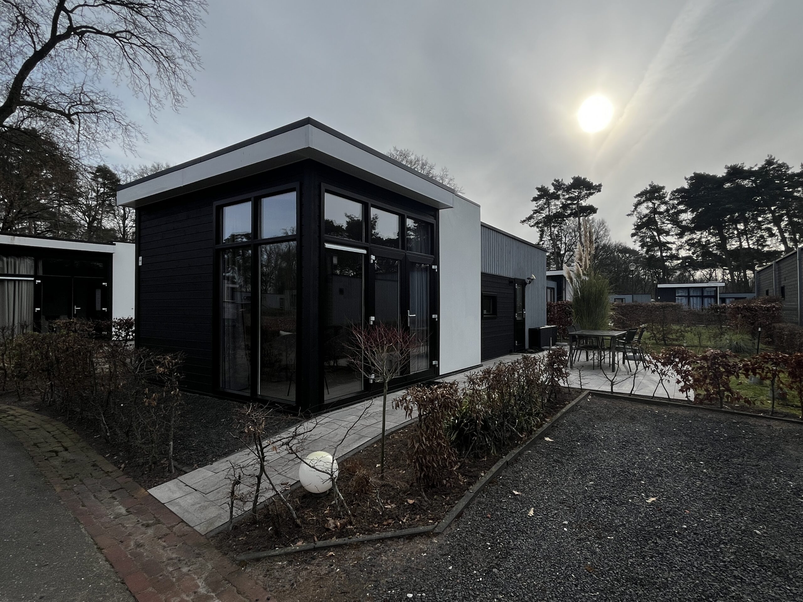 Een tweede foto van de vakantiewoning vanaf het pad waar het aan ligt