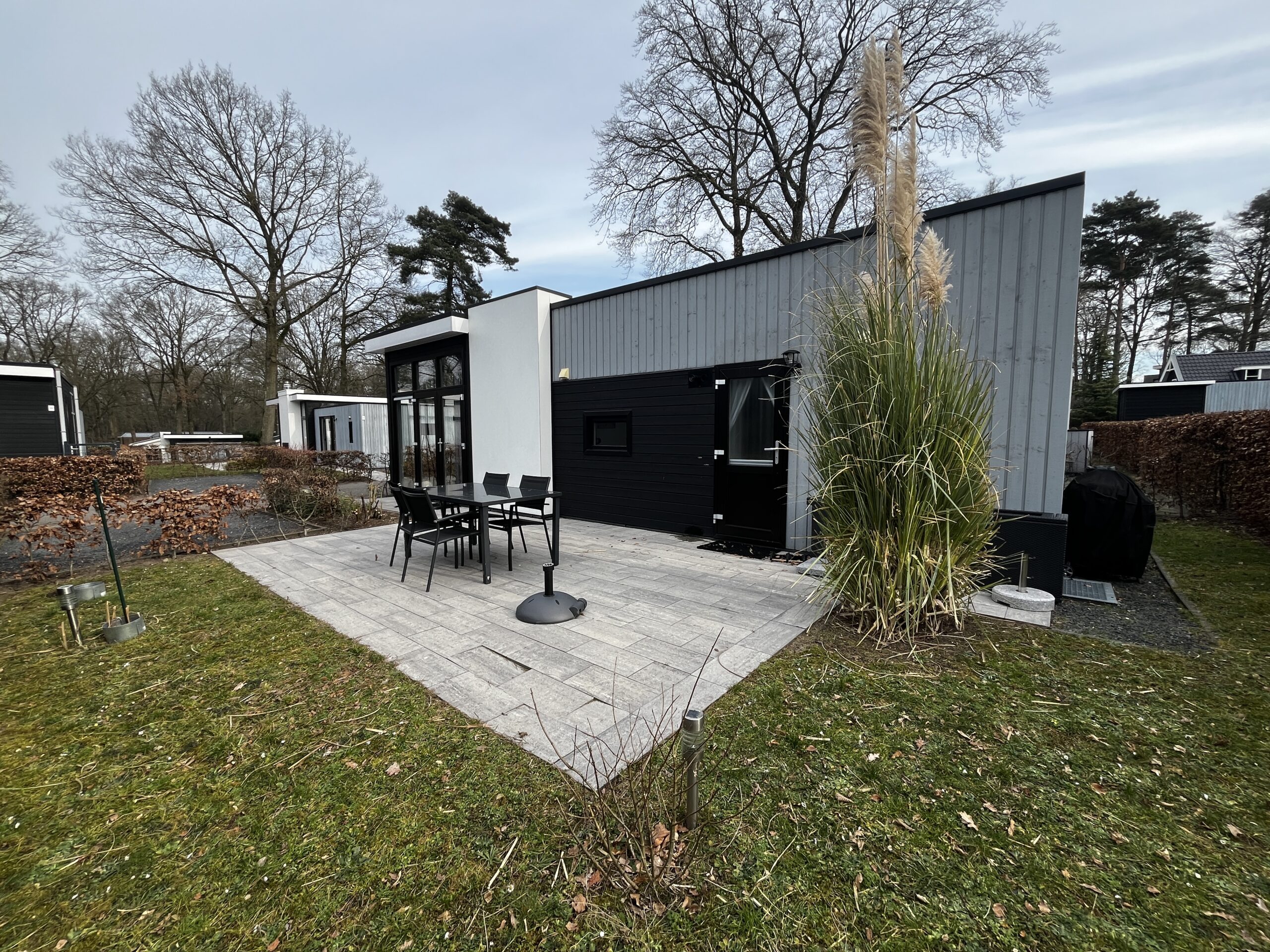 De achtertuin van de recreatiewoning met een tuinset