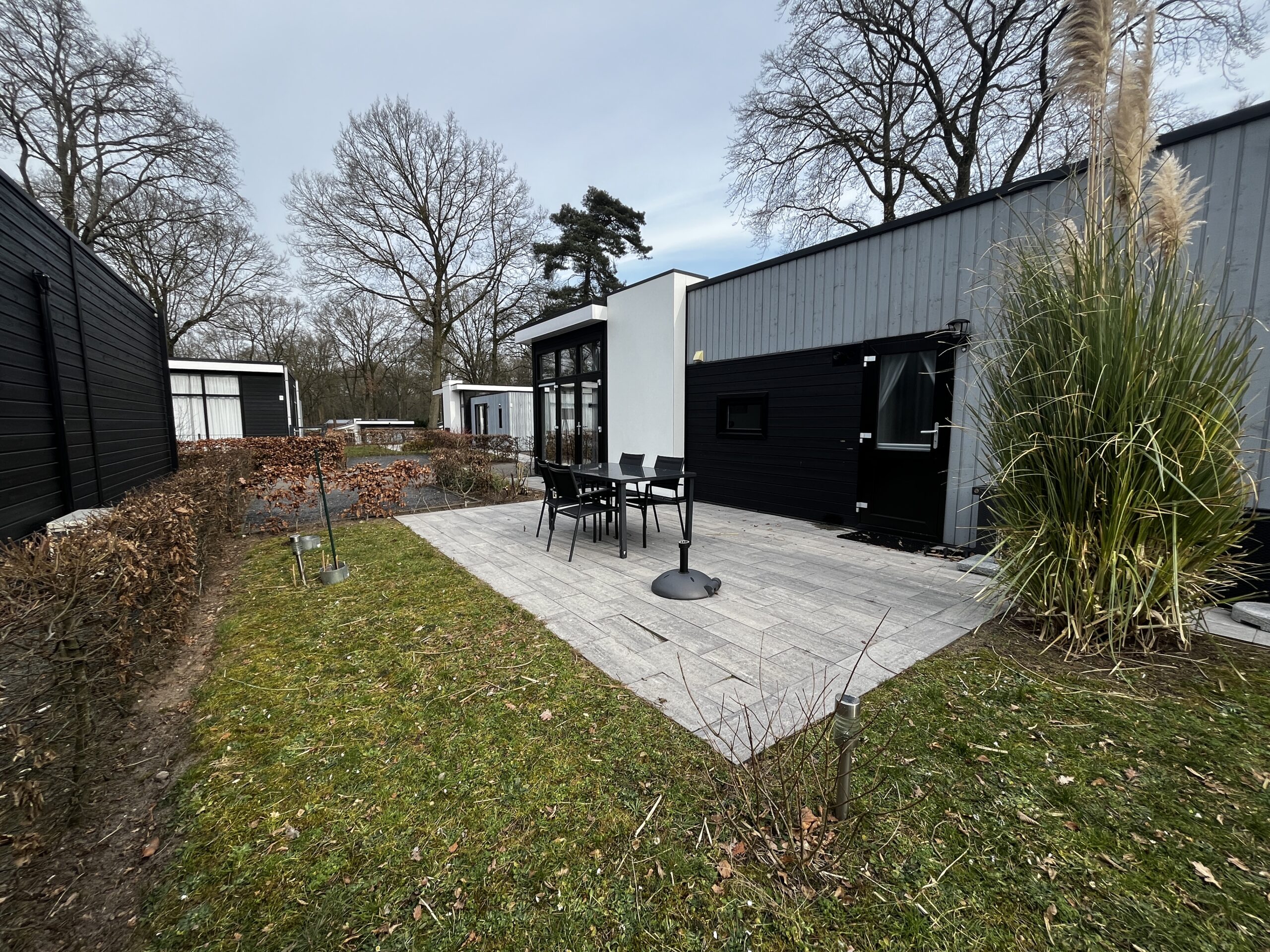 Een verder weg shot van de achtertuin van de recreatiewoning