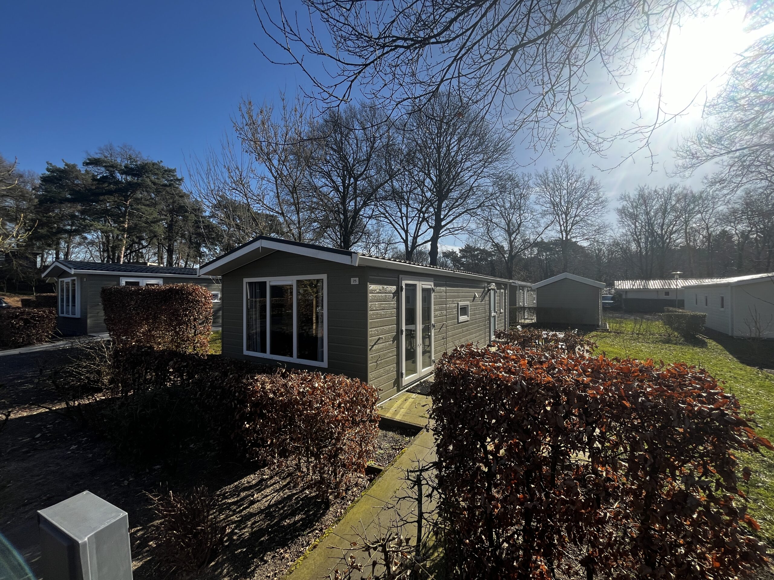 Een foto van het vakantiehuis met het pad dat er naartoe loopt