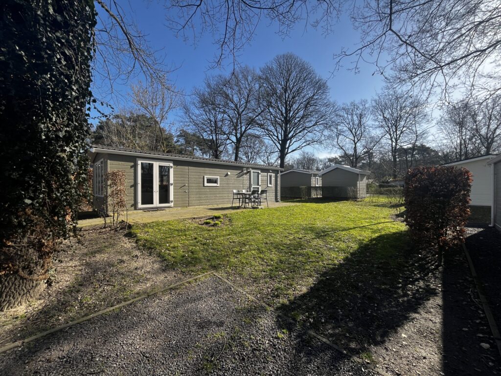 De achtertuin van de vakantiewoning aan de linkerkant