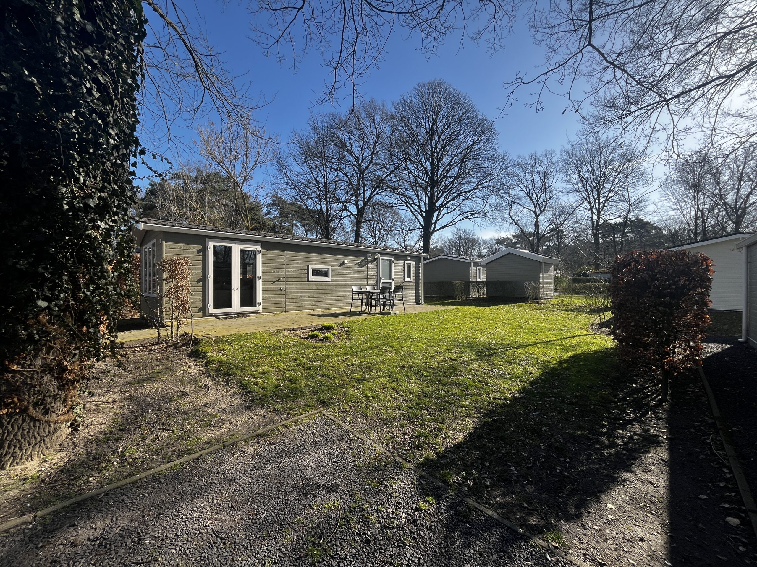 De achtertuin van de vakantiewoning aan de linkerkant