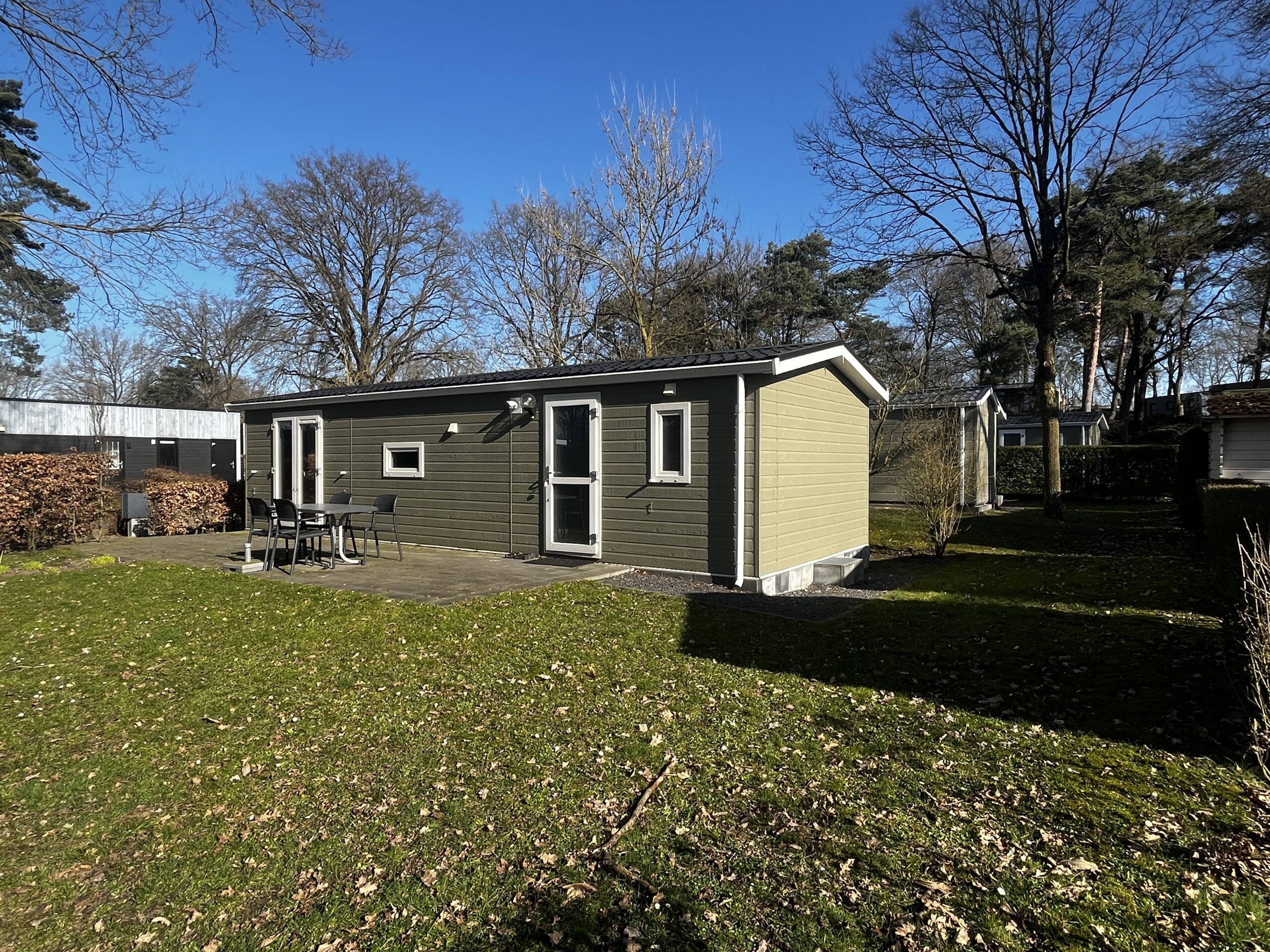 De achtertuin van de recreatiewoning aan de rechterkant