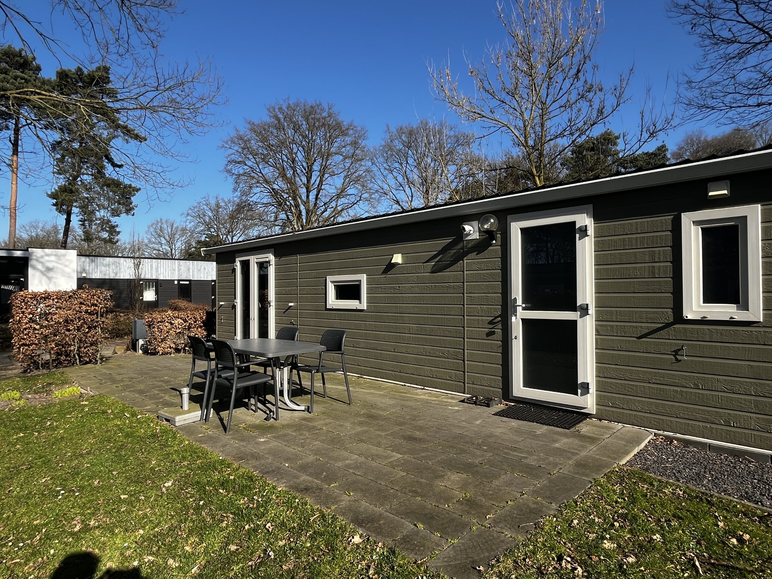 Een close-up van de vakantiewoning aan de achterkant met de tuinset erbij