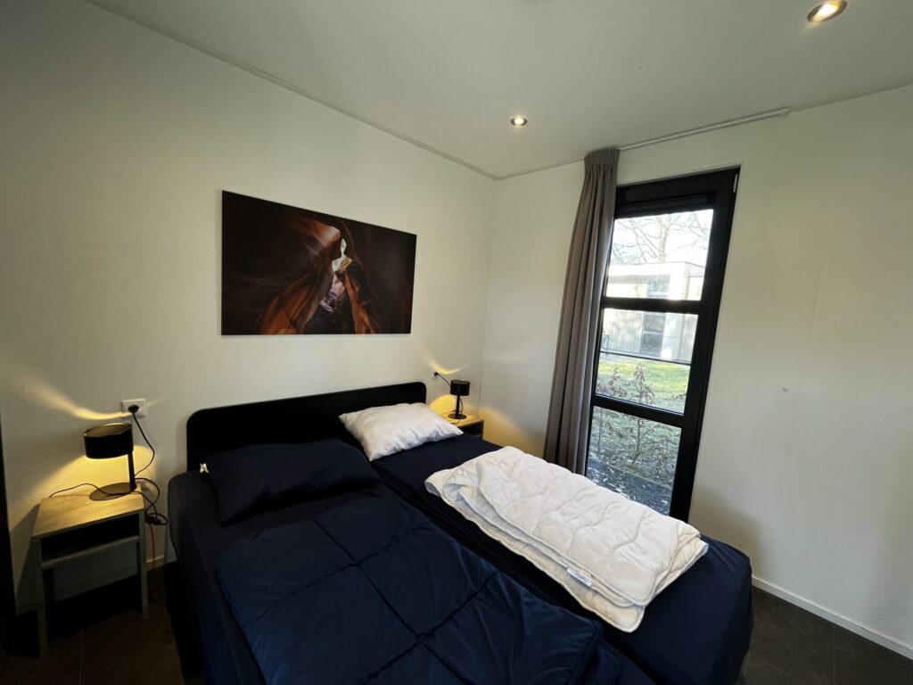 De tweede slaapkamer met een tweepersoonsbed