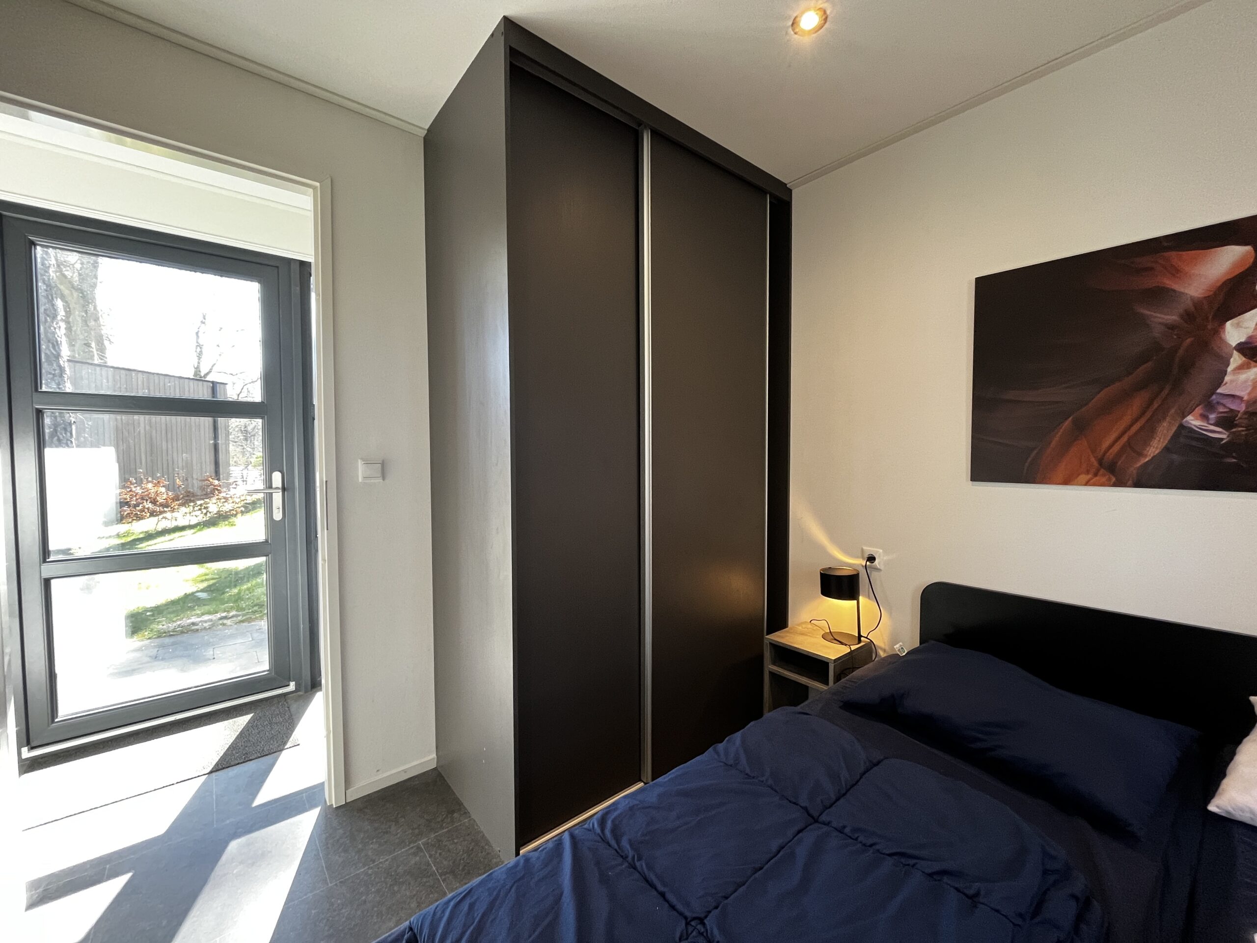 De kledingkast die in de tweede slaapkamer staat