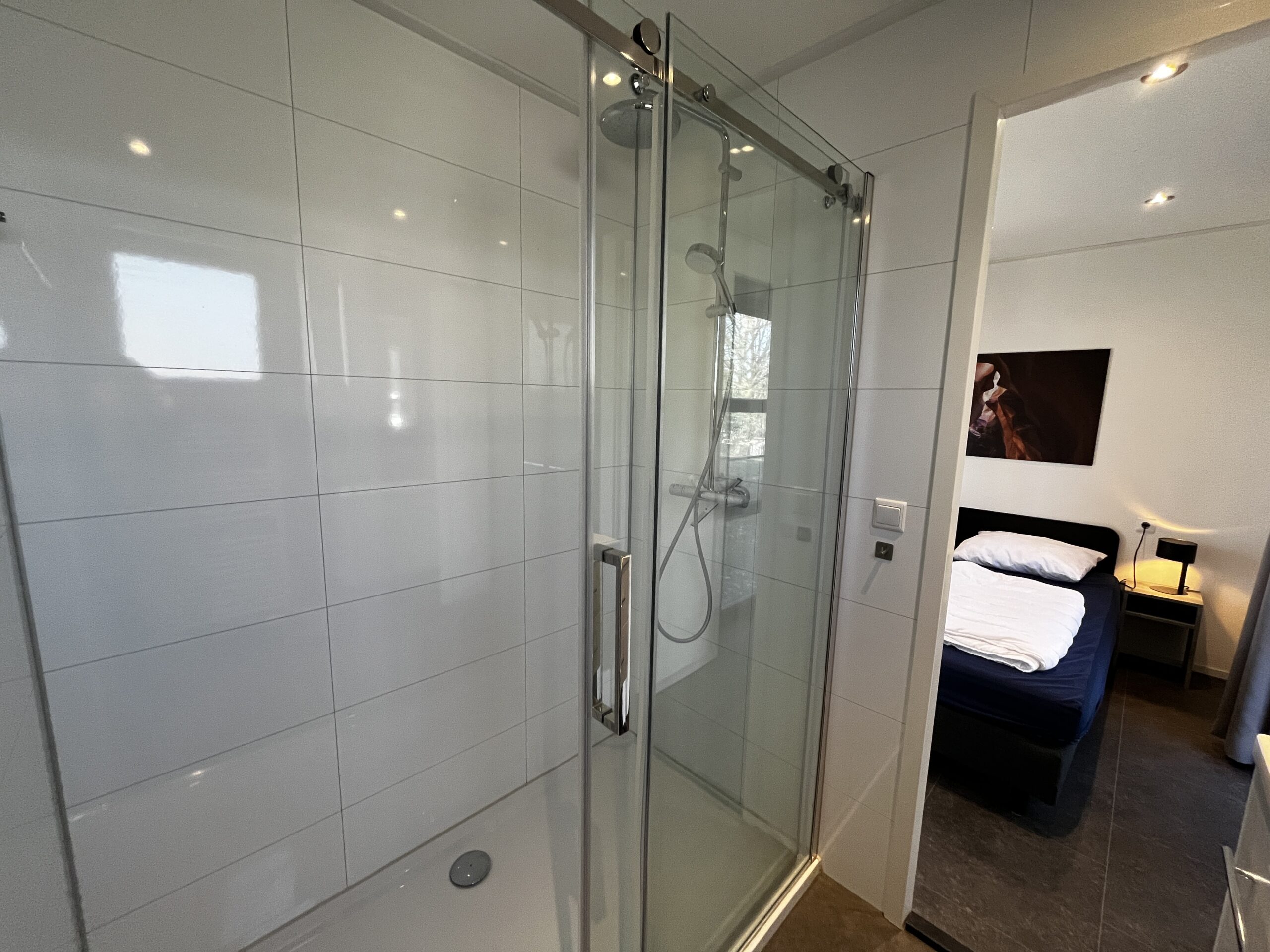 De badkamer met douche naast de tweede slaapkamer