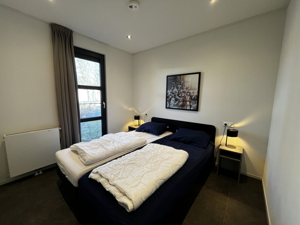 Één van de twee slaapkamers met een tweepersoonsbed