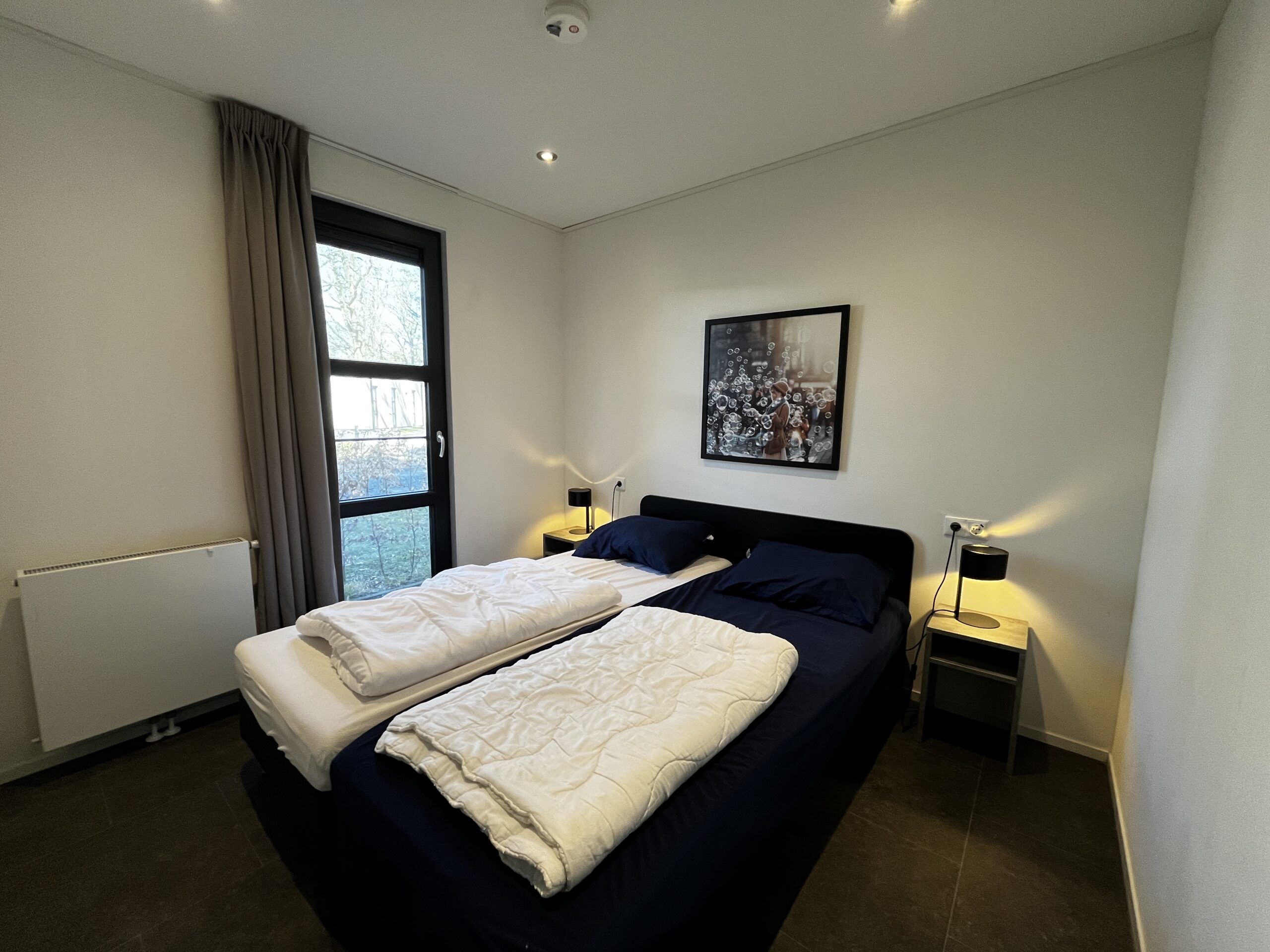 Één van de twee slaapkamers met een tweepersoonsbed