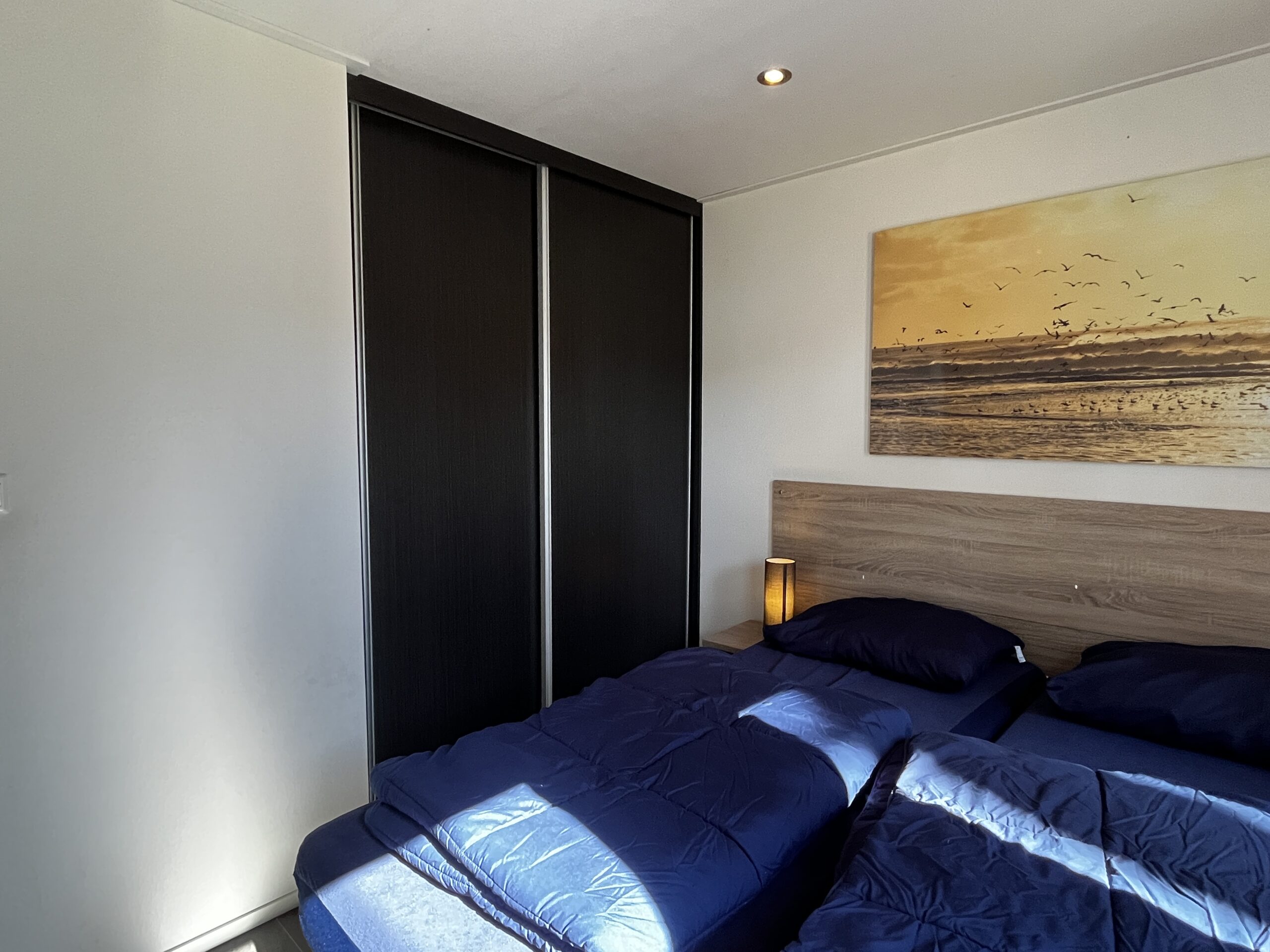 De inbouwkast die in de eerste slaapkamer staat