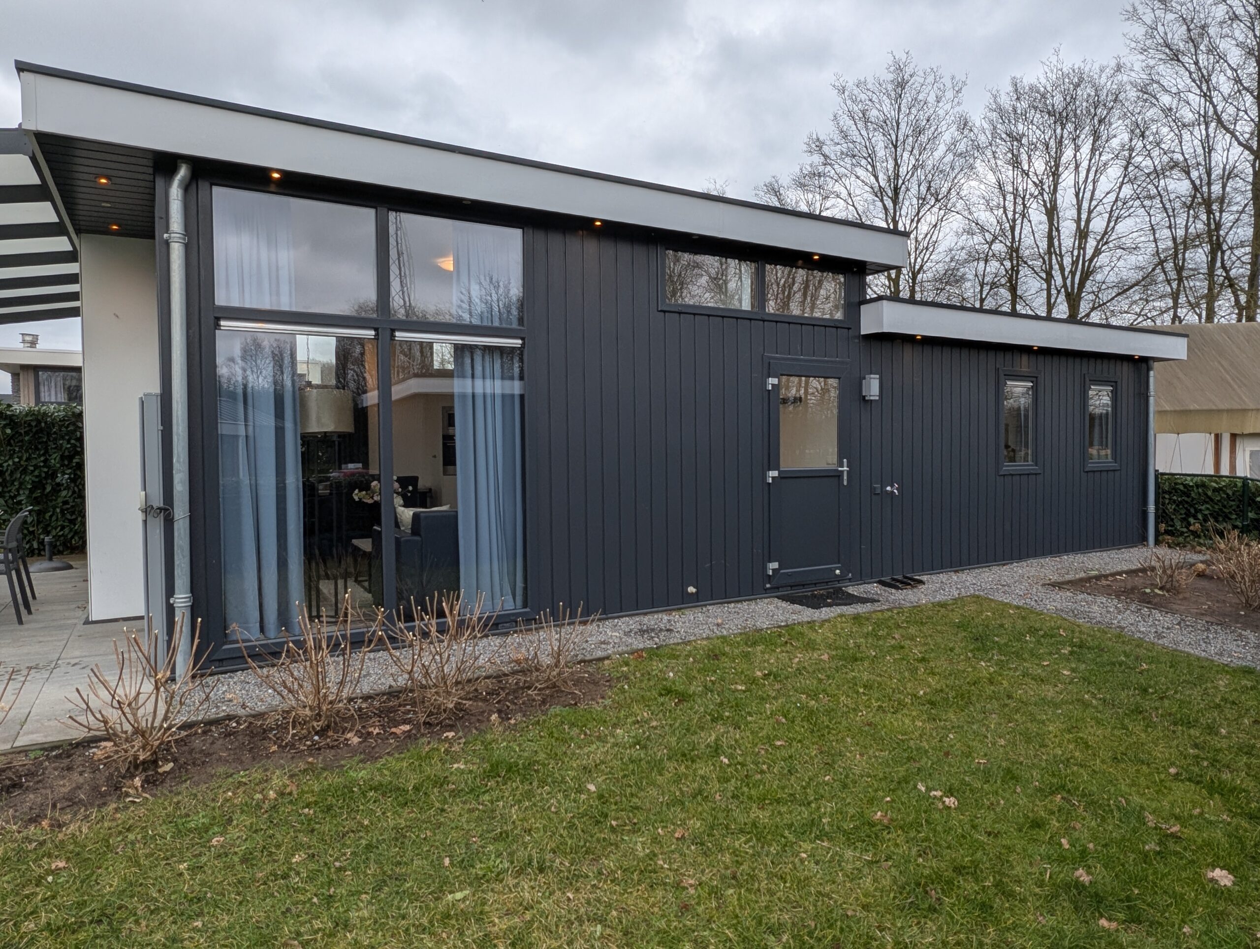 Een foto van de zijkant van de vakantiewoning vanuit de achtertuin