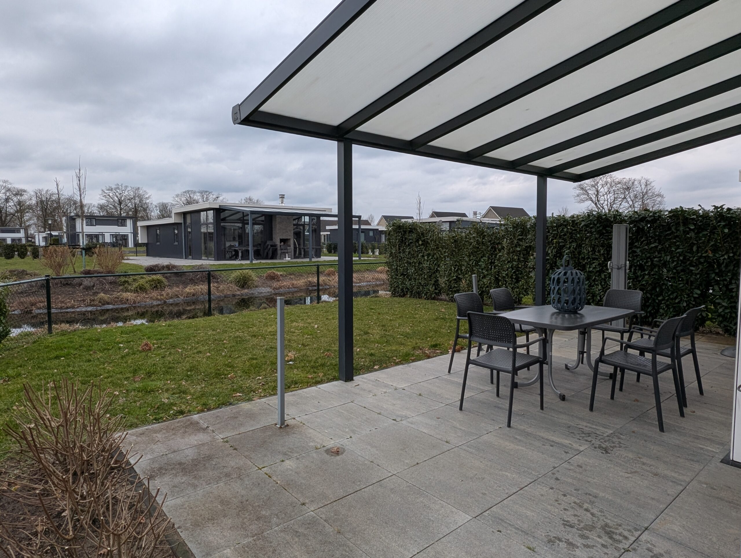 Een foto van de tuinset in de achtertuin kijkend op het water