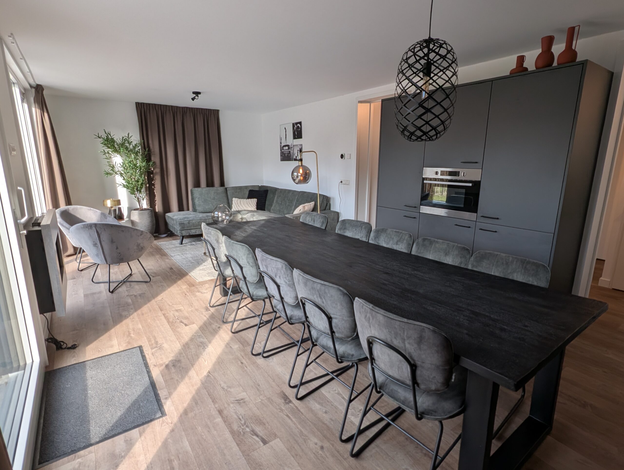De woonkamer met een lange eettafel voor 10 personen
