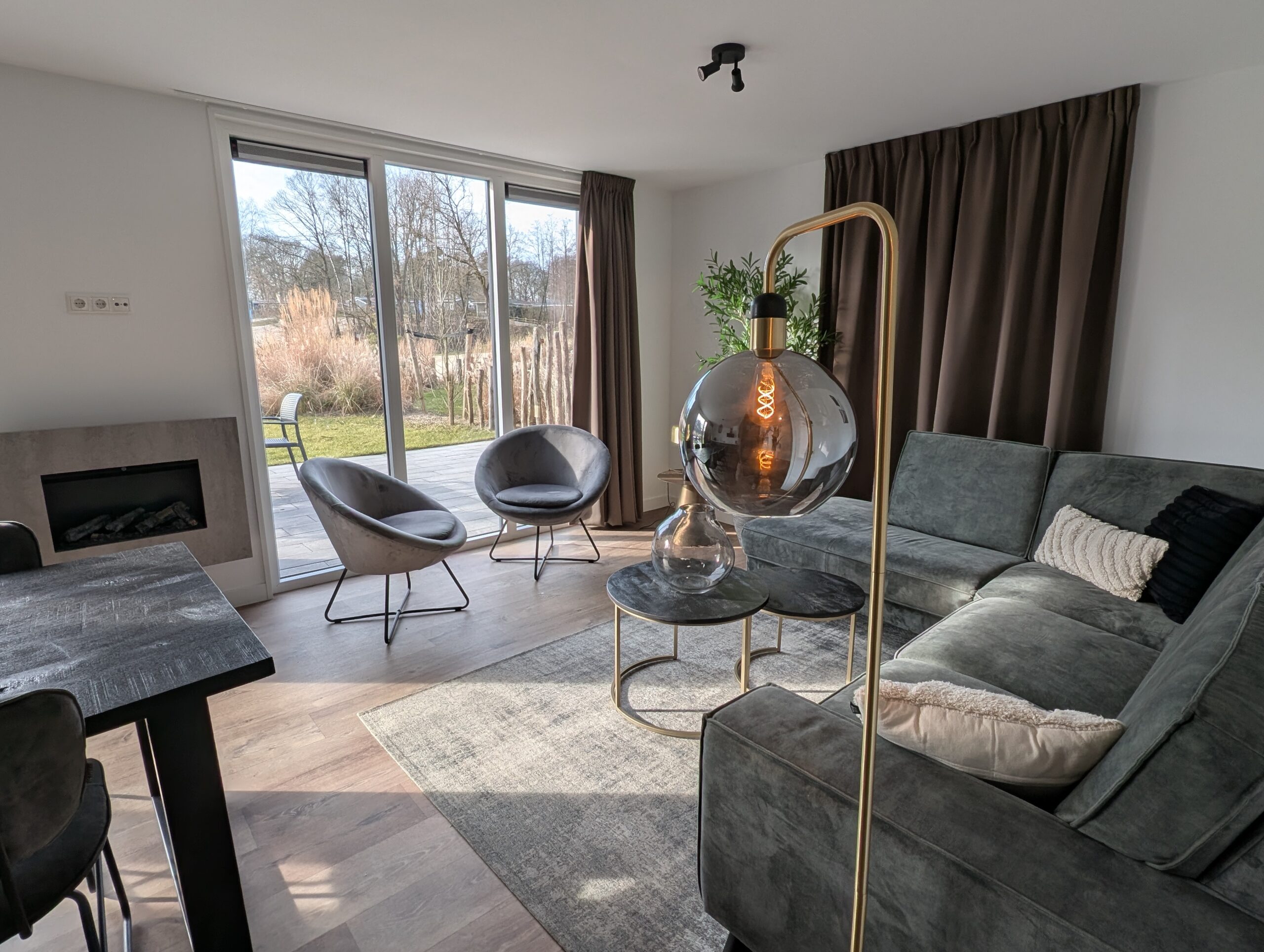 Een hoekbank met twee stoelen in de woonkamer